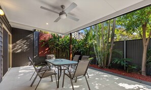 Outdoor dining - KozyGuru | Spring Hill | Cosy 1 Bed1Bath (Spring Hill)