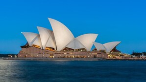 La Casa de Ópera de Sydney, con su diseño distintivo de velas, situada frente al puerto.