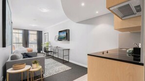 Un apartamento moderno con sala de estar, comedor y cocina.