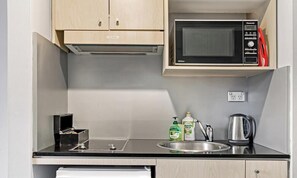 Geladeira, micro-ondas, cooktop, torradeira
