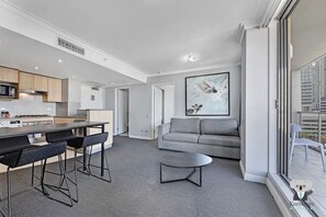 TV - KozyGuru | Sydney CBD 1B Apt | City View (Haymarket)