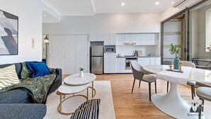 Un apartamento moderno con sala de estar, cocina y comedor.