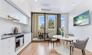 Fridge, microwave, stovetop, dishwasher