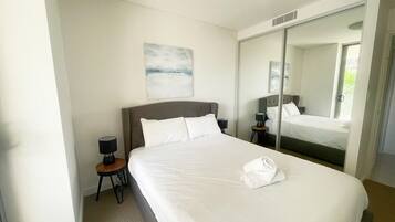 2 bedrooms, iron/ironing board, bed sheets