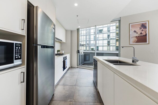 Réfrigérateur, micro-ondes, four, plaque de cuisson