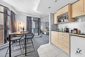 Kylskåp, mikrovågsugn, spishäll och brödrost