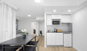 Réfrigérateur, four à micro-ondes, surface de cuisson, grille-pain