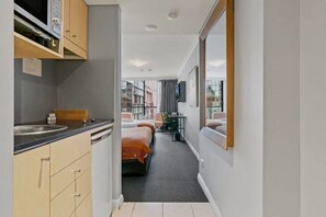 Kühlschrank, Mikrowelle, Herdplatte, Toaster