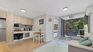 Un apartamento moderno con cocina, comedor y balcón con vistas.