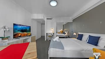 Tabla de planchar con plancha, wifi, ropa de cama