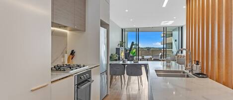 Réfrigérateur, micro-ondes, four, plaque de cuisson