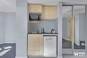 Kühlschrank, Mikrowelle, Herdplatte, Toaster
