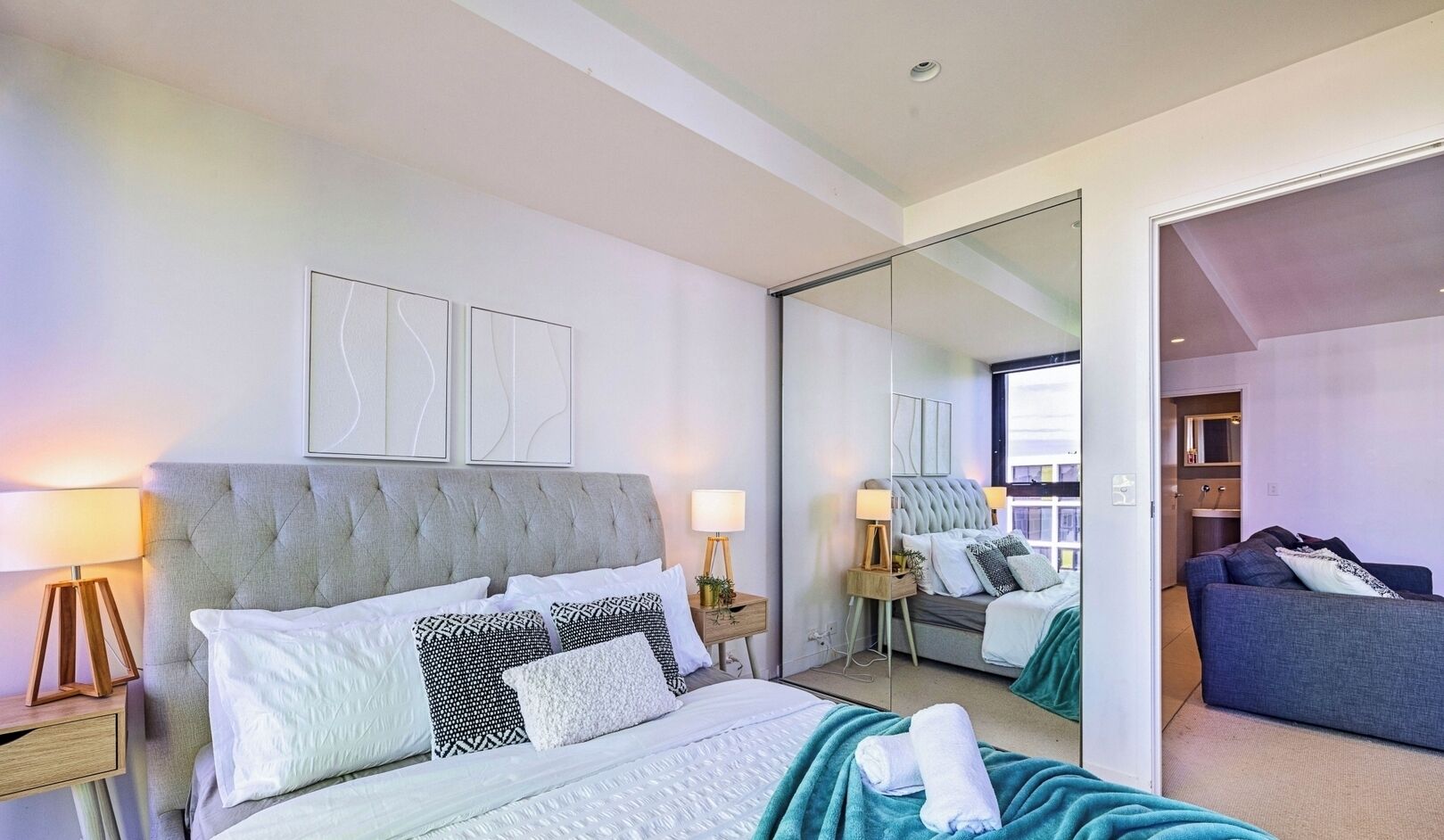 Clean and comfy bedroom (Queen size bed)