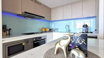 Fridge, microwave, oven, stovetop