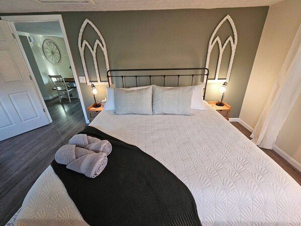 2 slaapkamers, een bureau, een strijkplank/strijkijzer, wifi