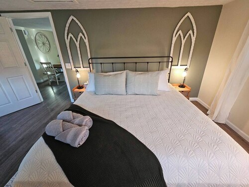 Rest Haven Farmhouse: Cozy 2BR on 3-acres, family-friendly, near attractions