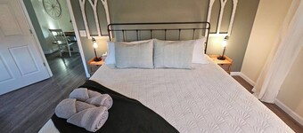 Rest Haven Farmhouse: Cozy 2BR on 3-acres, family-friendly, near attractions