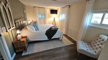 2 bedrooms, desk, iron/ironing board, WiFi