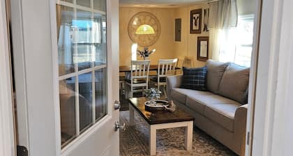Rest Haven Farmhouse: Cozy 2BR on 3-acres, family-friendly, near attractions