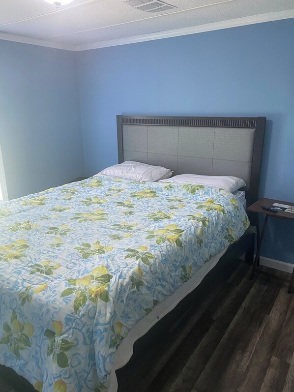 3 habitaciones, tabla de planchar con plancha, wifi y ropa de cama 