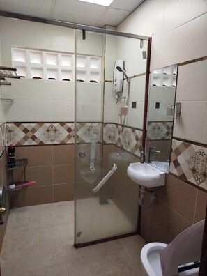 Comfort Double Room, Balcony | Bathroom | Shower, free toiletries, hair dryer, towels - KQ Hostel (Ho Chi Minh City)