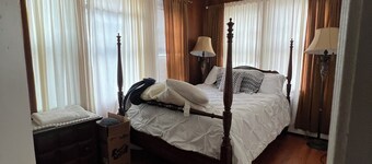 Charming 3-bedroom house with WiFi and AC in Hartford