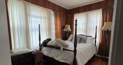 Charming 3-bedroom house with WiFi and AC in Hartford