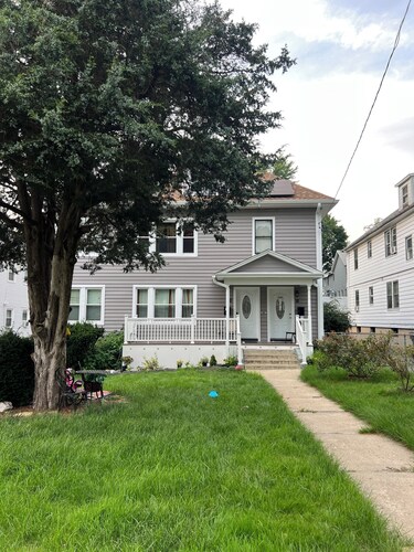 Charming 3-bedroom house with WiFi and AC in Hartford