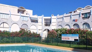 Piscina com placa indicando ser de uso privativo e acesso restrito.