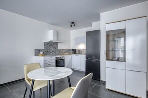 Fridge, oven, dishwasher, coffee/tea maker
