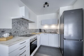 Fridge, oven, dishwasher, coffee/tea maker