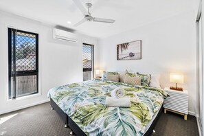 3 bedrooms, WiFi, bed sheets - Bellbird Park Stay Rosemary |
 3 BR Family and Worker Home (Bellbird Park)