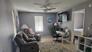 1 bedroom, travel crib, WiFi (free), bed sheets - Charming, 1-bdrm apt, visit the Marshwalk, Huntington St Pk & Brookgreen Gardens (Murrells Inlet)