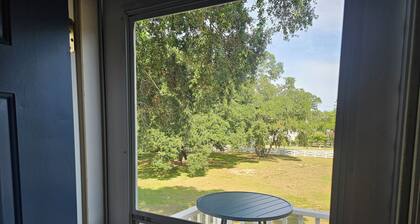 Charming, 1-bdrm apt, visit the Marshwalk, Huntington St Pk & Brookgreen Gardens