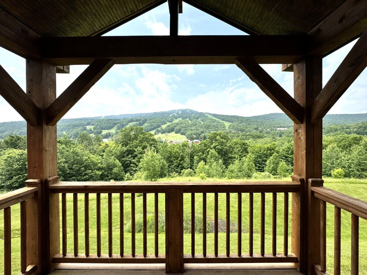 Outlook Townhome-Amazing views of MT Snow, Hot tub