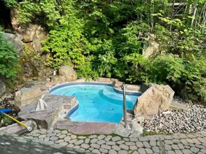 حمّام سباحة خارجي، حمّام سباحة مُدفَّأ