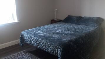 1 bedroom, desk, iron/ironing board, WiFi