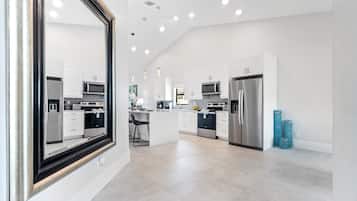 Cookware/dishes/utensils, kitchen islands