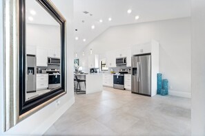 Cookware/dishes/utensils, kitchen islands - 3mins2Beach-Sleeps10-Pool+FencedYard-Bikes-Patio (Bonita Springs)