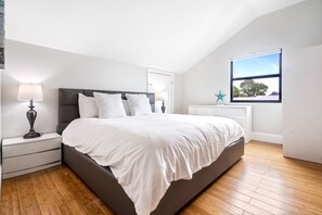 4 bedrooms, desk, iron/ironing board, WiFi