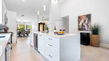 Cookware/dishes/utensils, kitchen islands