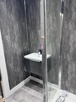 Ducha, secador de pelo y toallas