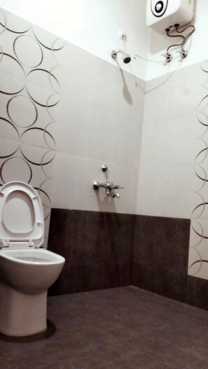 Shower, towels, soap, shampoo - Indipendent villa with a beautiful view of the city and the forest. (Kodaikanal)
