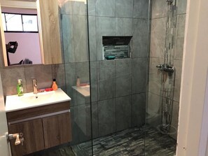 Dusche, Haartrockner, Handtücher, Seife