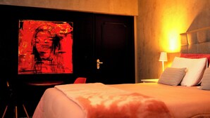 A hotel room with a bed, bedside lamp, and a painting on the wall. - Urbanature Filme Arte Paulista Sp (São Paulo)
