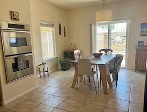 Dining - Charming and Cozy 3-bedroom house with WiFi, in superb Rio Rancho (Rio Rancho)
