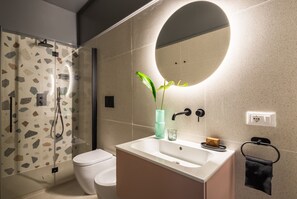 Shower, hair dryer, towels, shampoo