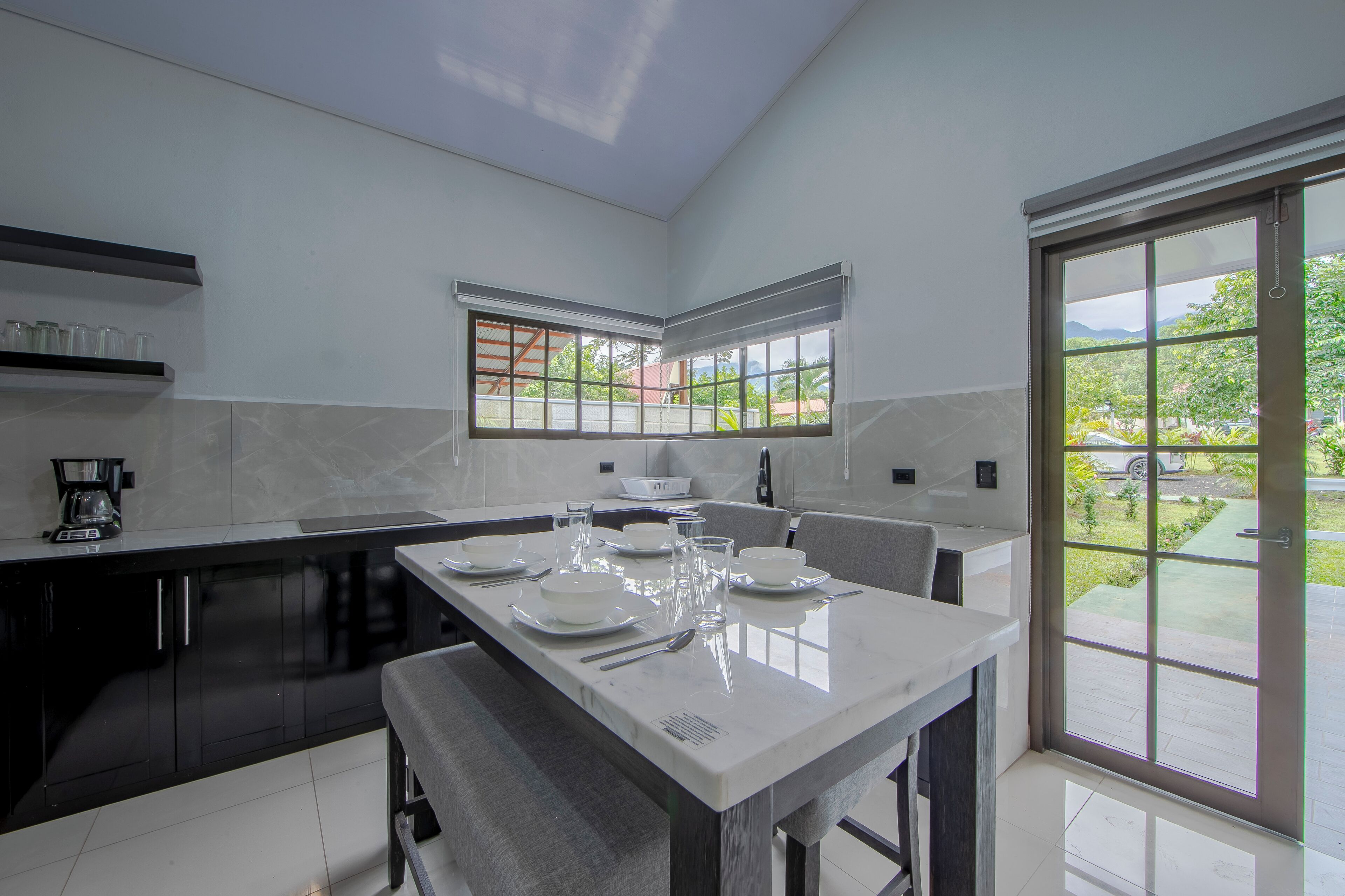 Geladeira, micro-ondas, cooktop, cafeteira/chaleira