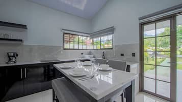 Geladeira, micro-ondas, cooktop, cafeteira/chaleira