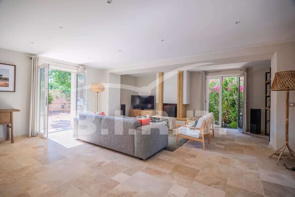 Fireplace - GASSIN BEAUTIFUL VILLA WITH SWIMMING POOL (GASSIN)